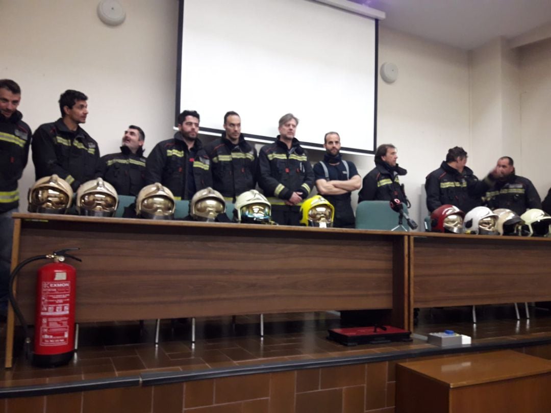 Comparecencia de los bomberos en el parque central.