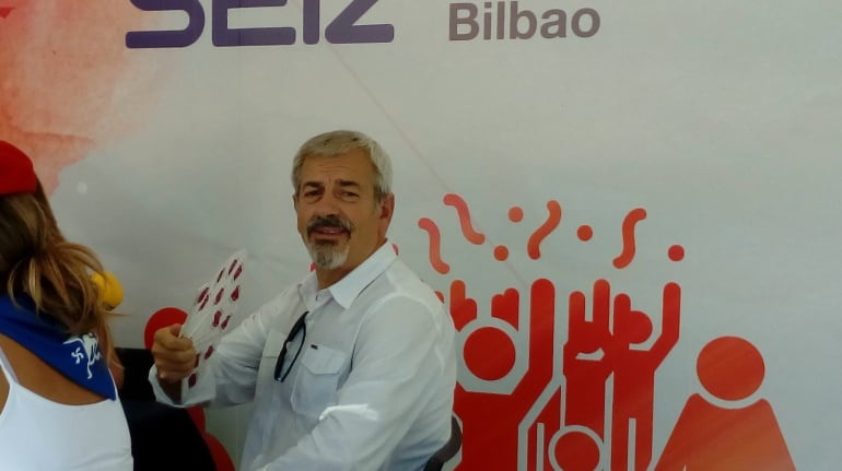 Carlos Sobera durante la entrevista en La Ventana en el stand que Radio Bilbao ha montado en la Plaza Bizkaia de la capital vizcaína.