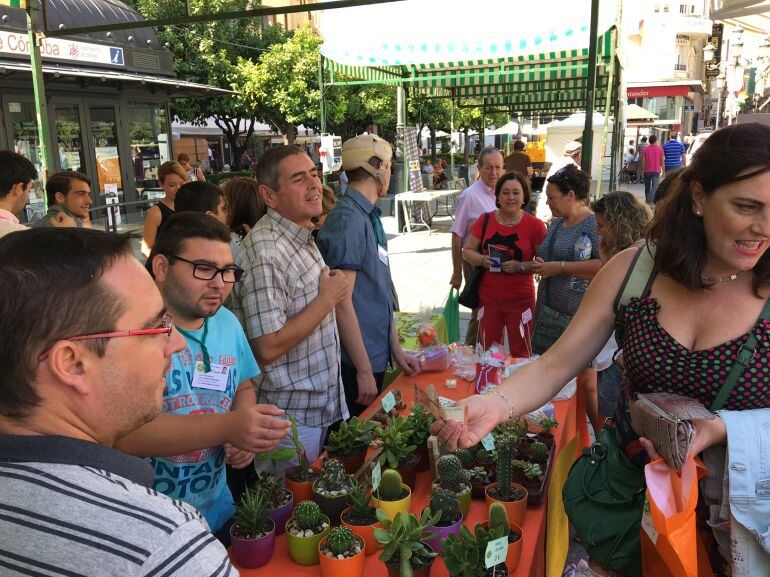 Alumnos del Santo Ángel venden los productos de su empresa creativa