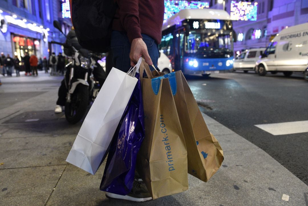 Imagen de un hombre haciendo compras en Madrid