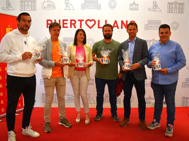 Ricardo López, Alfonso Pérez y Fernando Giner posan con la presidenta de la Asociación Incluye-Tea de Puertollano
