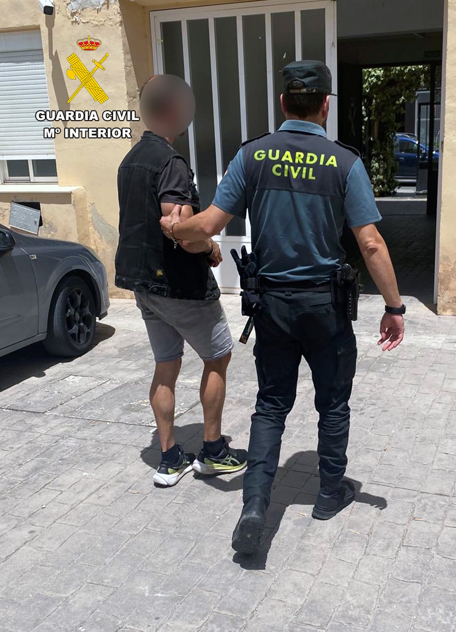 El detenido en Bullas en la operación ‘Anahtar’  trasladado por un agente de la Guardia Civil