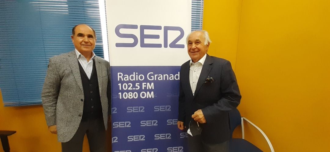 Miguel (izq.) y Pepe Pedraza, en los estudios de Radio Granada