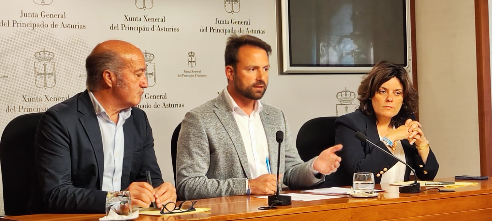 Queipo (en el centro) escoltado por los diputados Luis Venta y Beatriz Polledo.