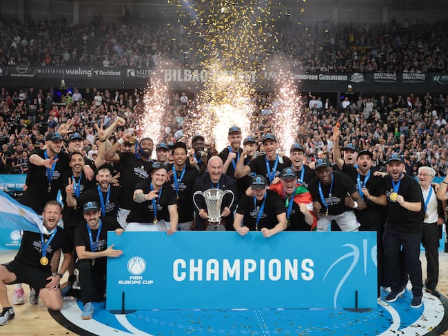 BILBAO, 29/04/2026.- Los jugadores del Bilbao Basket celebran con el trofeo la Copa de Europa tras el partido de vuelta de la final de la Copa de Europa de baloncesto que Bilbao Basket y PAOK Salónica disputaron hoy miércoles en el Bilbao Arena. EFE/Luis Tejido