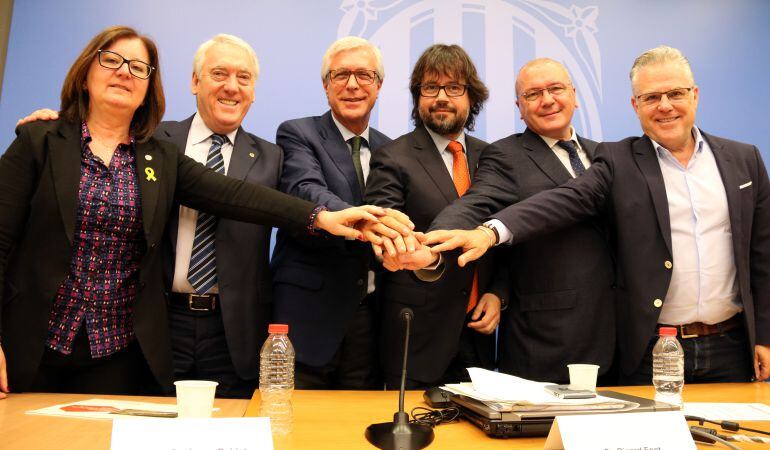 Encaixada de mans dels alcaldes de Cambrils, Vila-seca, Tarragona, Reus i Salou, amb el secretari d'Infraestructures i Mobilitat, Ricard Font.