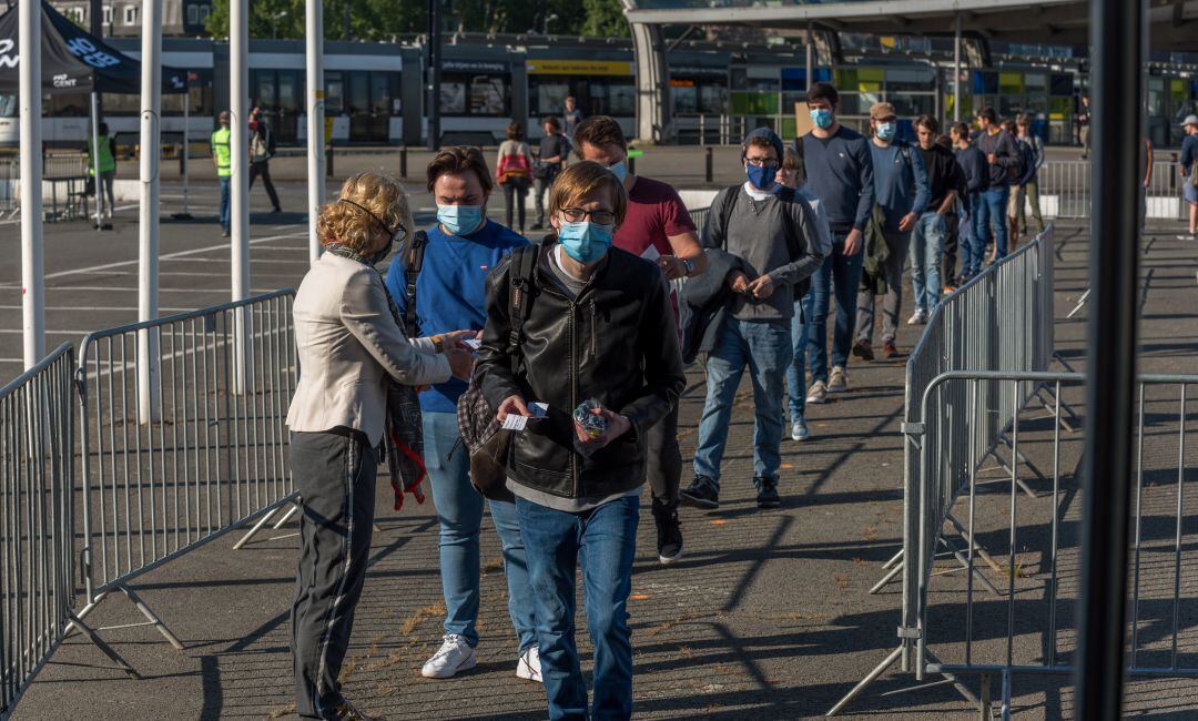 Ciudadanos belgas con mascarilla para protegerse del coronavirus.
