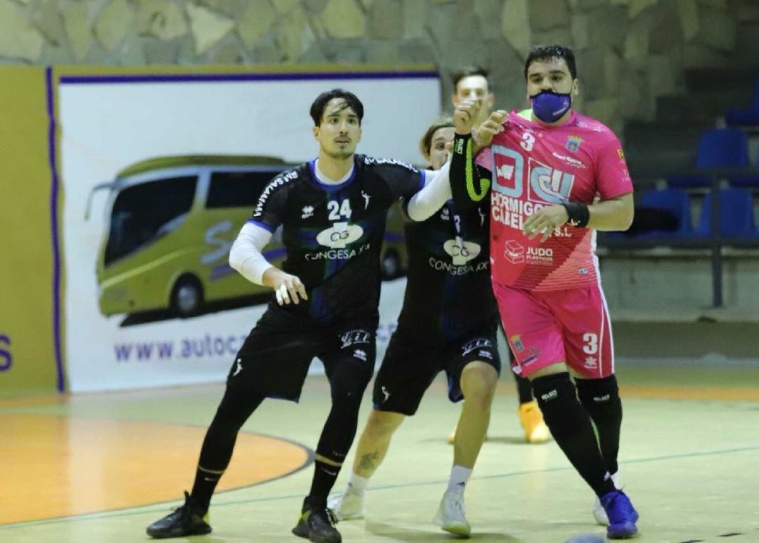 Marcos González (i) con la camiseta del Balonmano Salamanca.