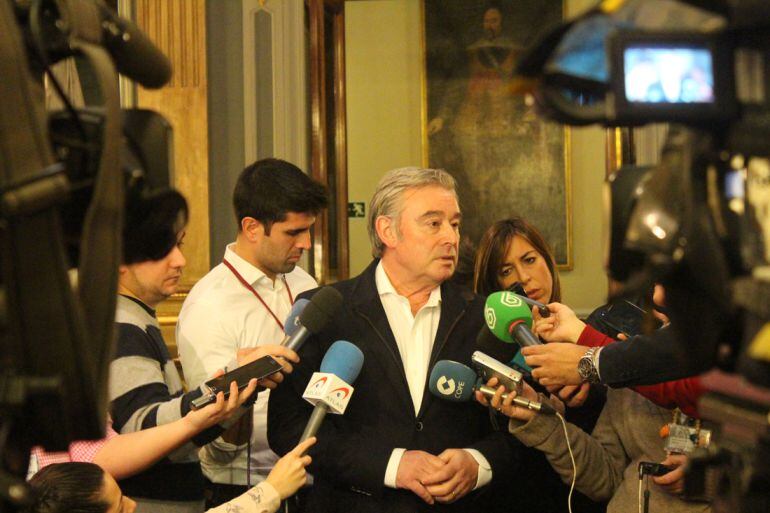 Xosé Manuel Barreiro en una rueda de prensa en el Senado