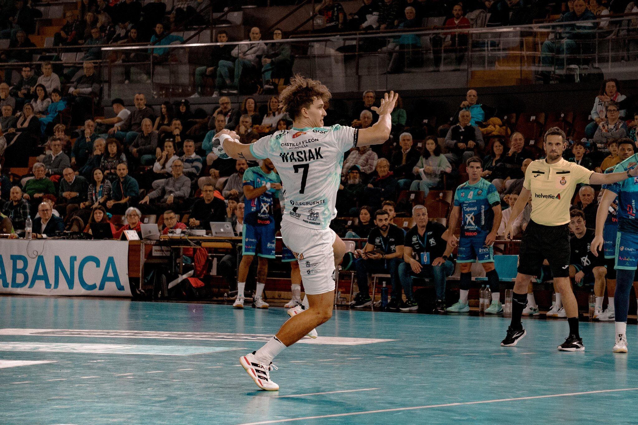 Wasiak se volverá a repartir el lateral con Edu Fernández.