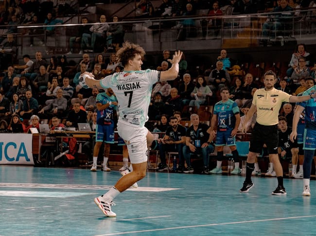 Wasiak se volverá a repartir el lateral con Edu Fernández.