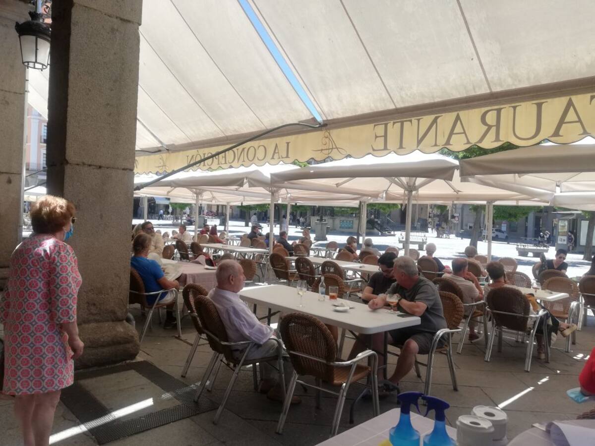 El PP propone cortavientos y setas de calor para las terrazas en Segovia