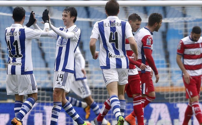 Los jugadores de la Real celebran la victoria