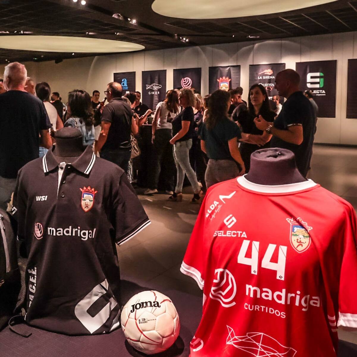 El Bm. Elda - C.E.E. sale de casa para presentar a su primera plantilla