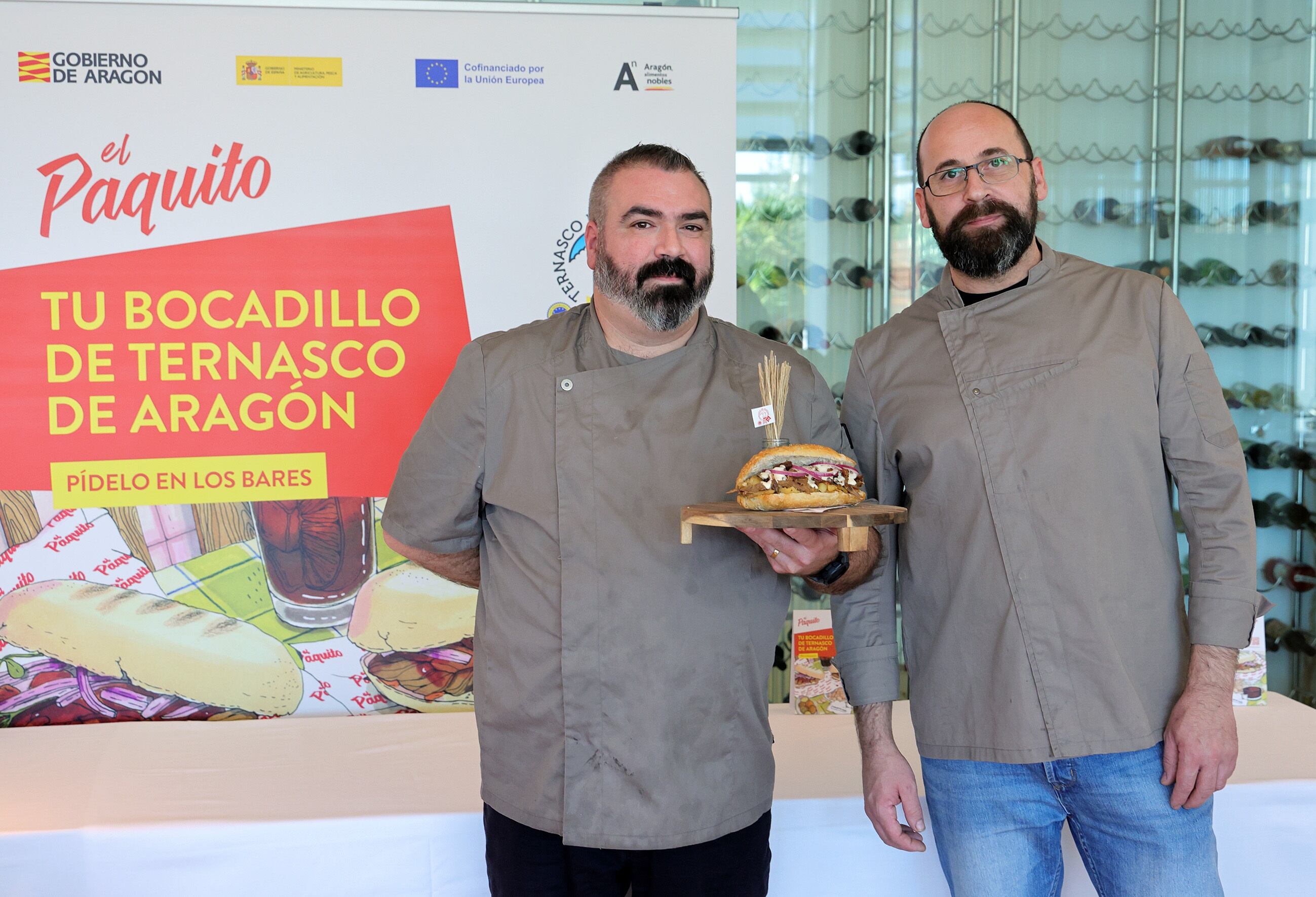 Los responsables del restaurante Olla de Huesca, con el Paquito ganador de Huesca