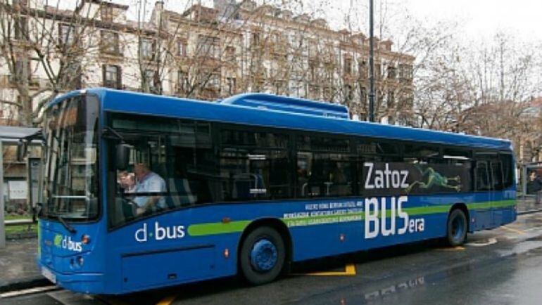 Un autobús de Dbus estacionado en el Boulevard de San Sebastián