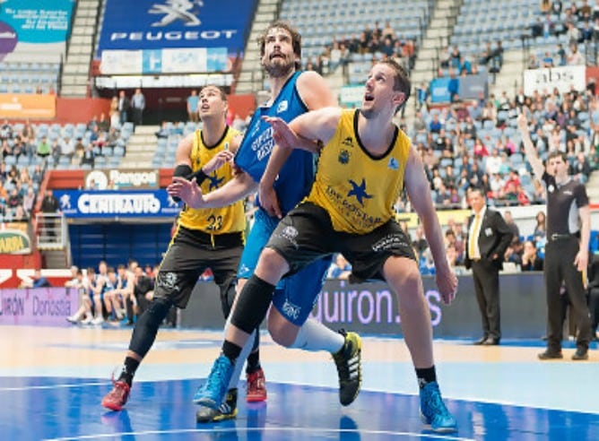 David Doblas y Daniel Kickert luchan por la posesión en el rebote