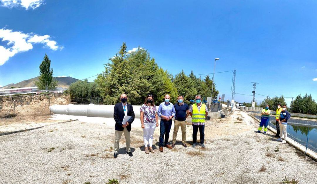 Diputado provincial de Servicios Municipales, José Luis Hidalgo, en el centro, junto a la alcaldesa y técnicos de la Diputación y de la empresa que ejcuta la obra, delante de la tuberia de grandes dimensiones