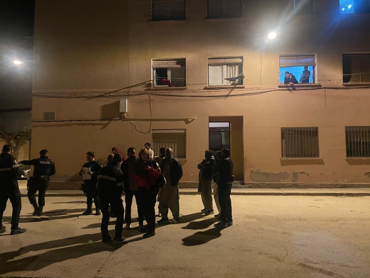 57 vecinos se niegan a abandonar un edificio de Caspe en riesgo de derrumbe