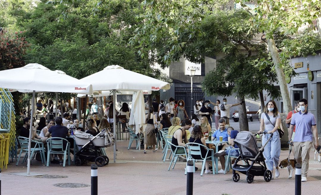 Una plaza con terrazas de bares en una imagen de archivo.