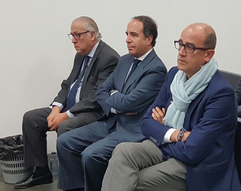 De derecha a izquierda: los ex presidentes Antonio Sanchez Migallón, Arturo Mesa y el secretario general, Álvaro Maldonado durante la vista oral.