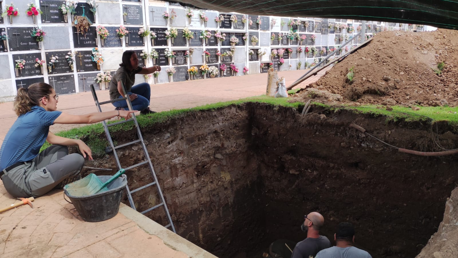 Miembros del equipo de trabajo de la Sociedad de Ciencias Aranzadi que interviene en la fosa común  del Cementerio de San Rafael en Córdoba