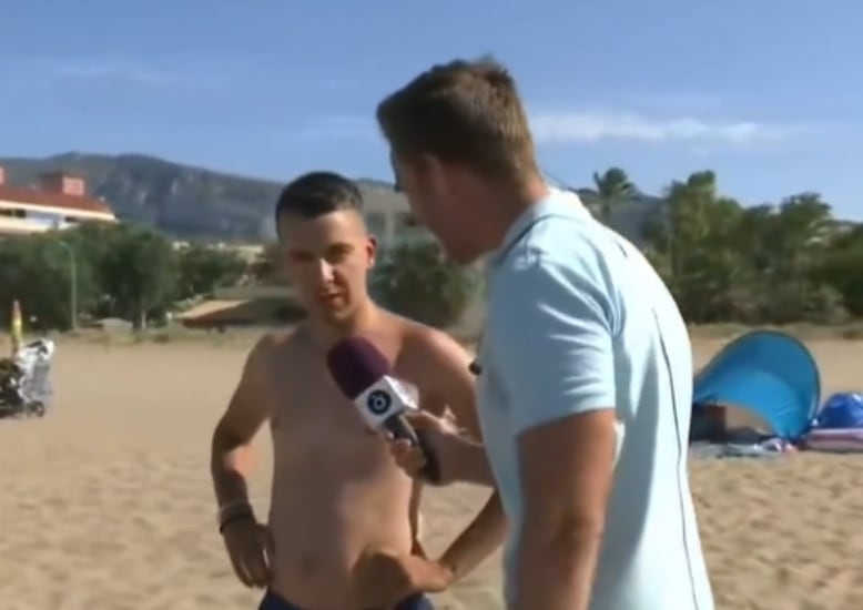 Un reportero pregunta a un turista en las playas de Denia