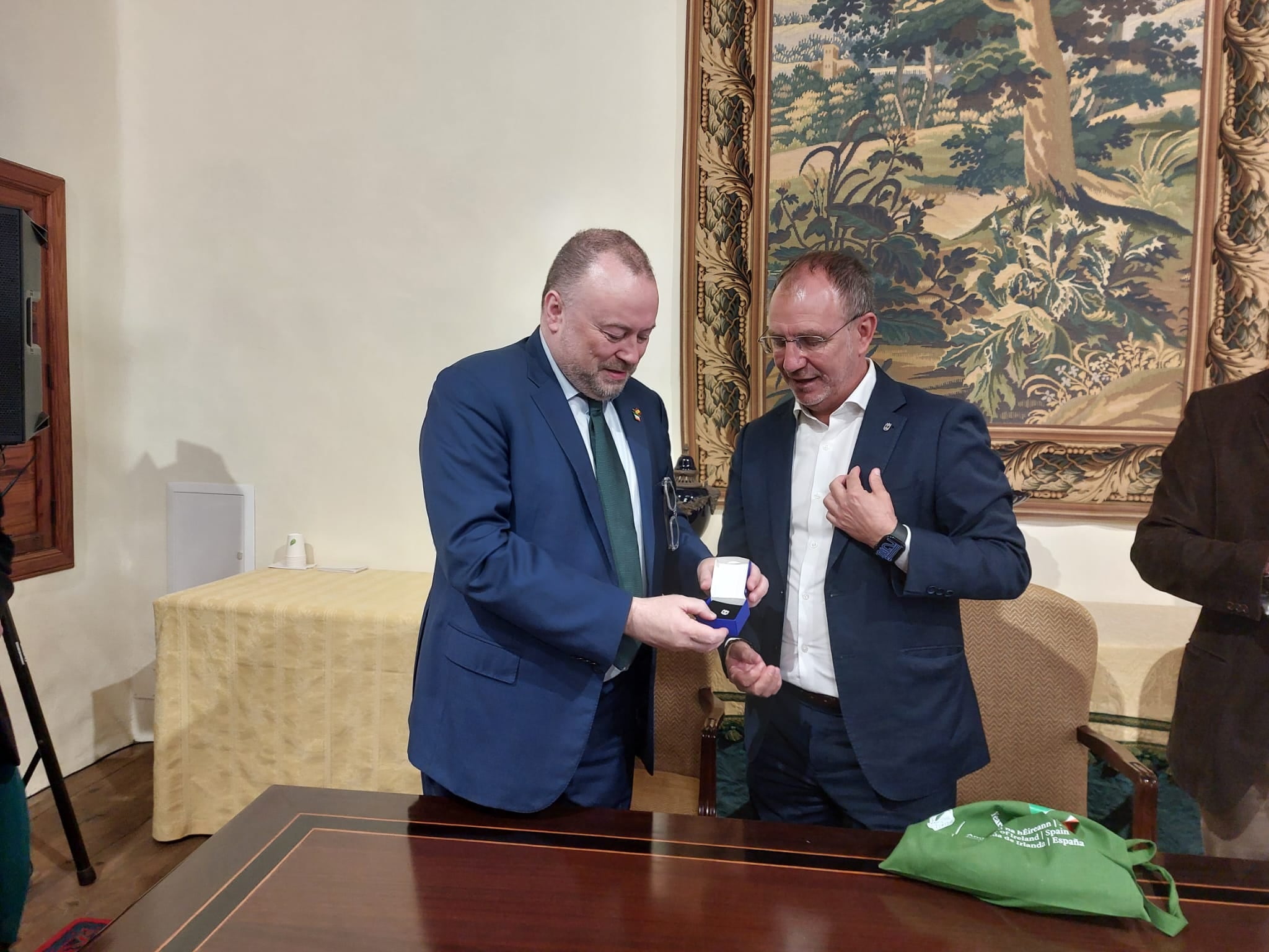 El embajador de Irlanda, Brian Glynn, es recibido por el presidente del Cabildo, Sergio Rodríguez