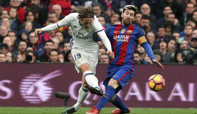 Modric y Messi, durante el último Clásico del Camp Nou