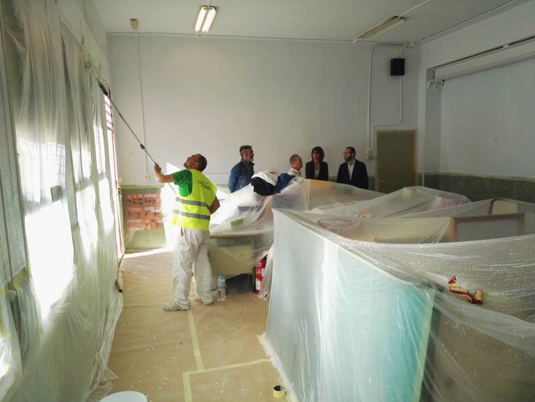 Trabajos de pintura en el colegio Hispanidad