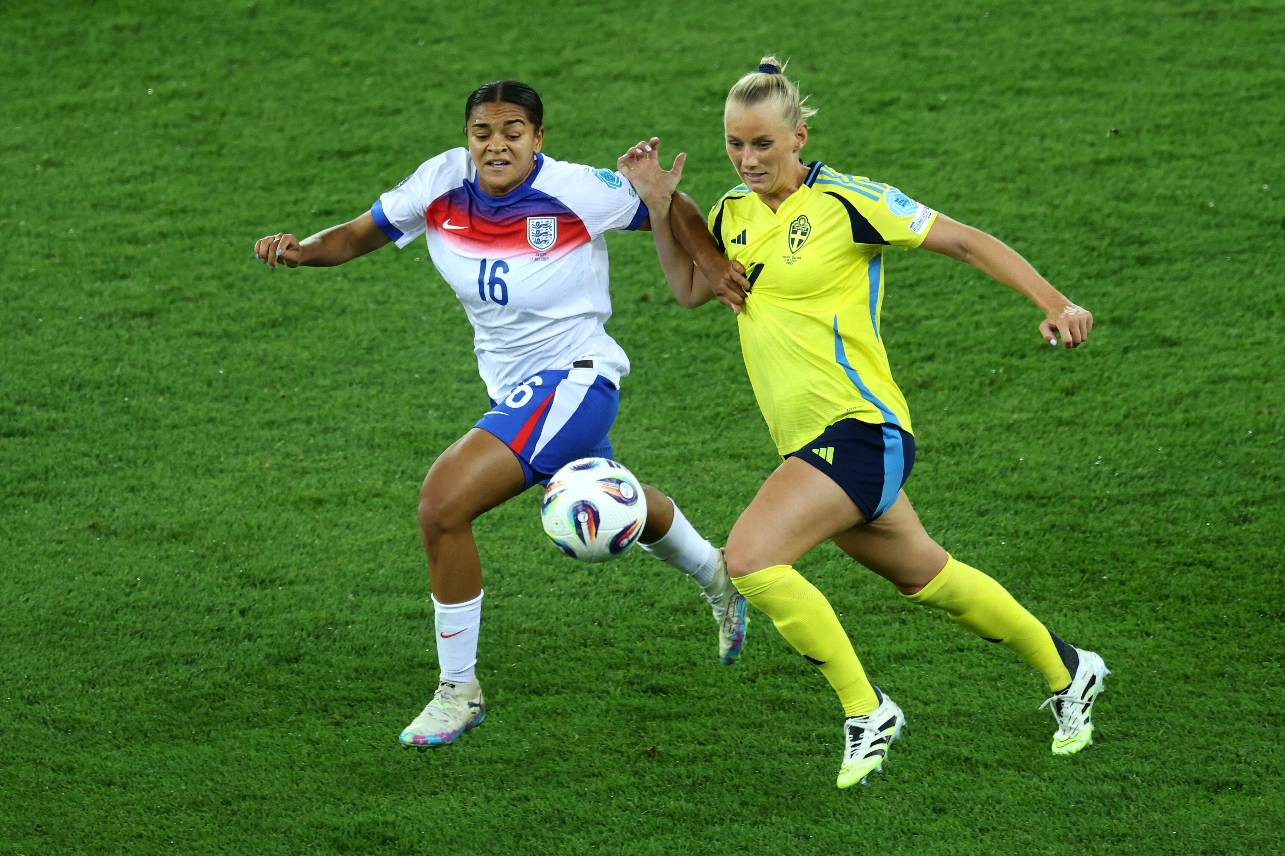Jessica Carter lucha por el balón con la sueca Stina Blackstenius