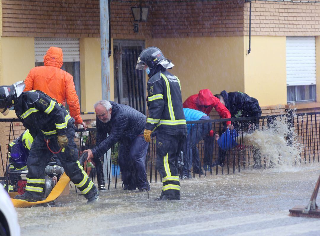 Bomberos y vecinos de Villamuriel de Cerrato (Palencia) se afanan en achicar agua