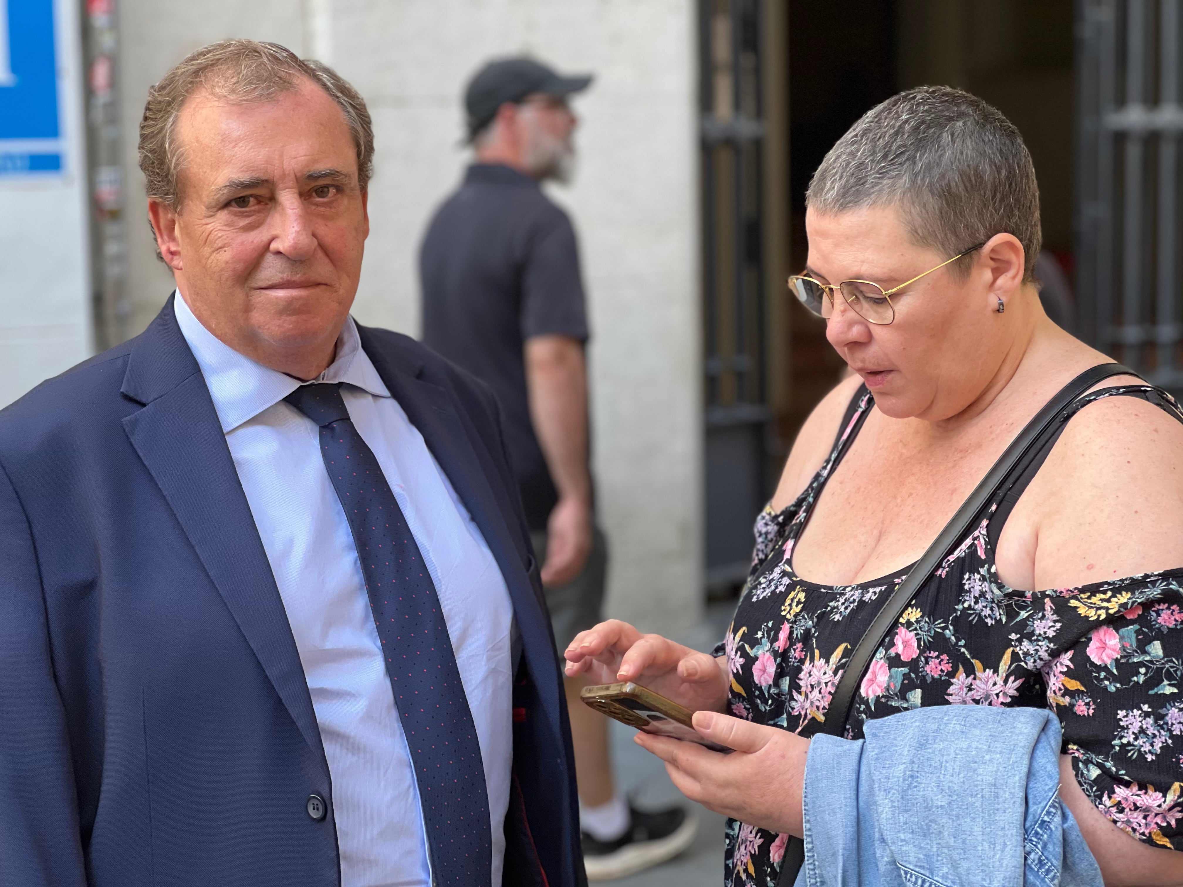 SEV01. SEVILLA, 02/10/2025.-El abogado de la asociación Amama, Manuel Jiménez Soto, y Anabel Cano, una de las afectadas, tras los fallos de comunicación detectados en el programa de cribado para la detección precoz del cáncer de mamá que se ha reunido con responsables de la Consejería de Salud, este jueves en Sevilla. EFE/Roberto Ruiz Oliva