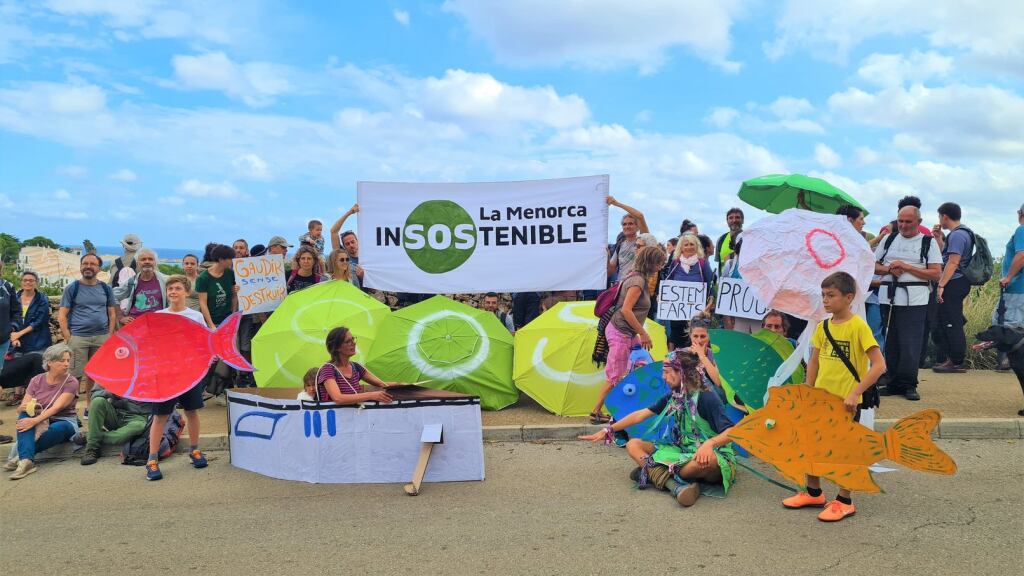 150 persones es van aplegar a l'excursió del GOB malgrat l apluja de la nit anterior.