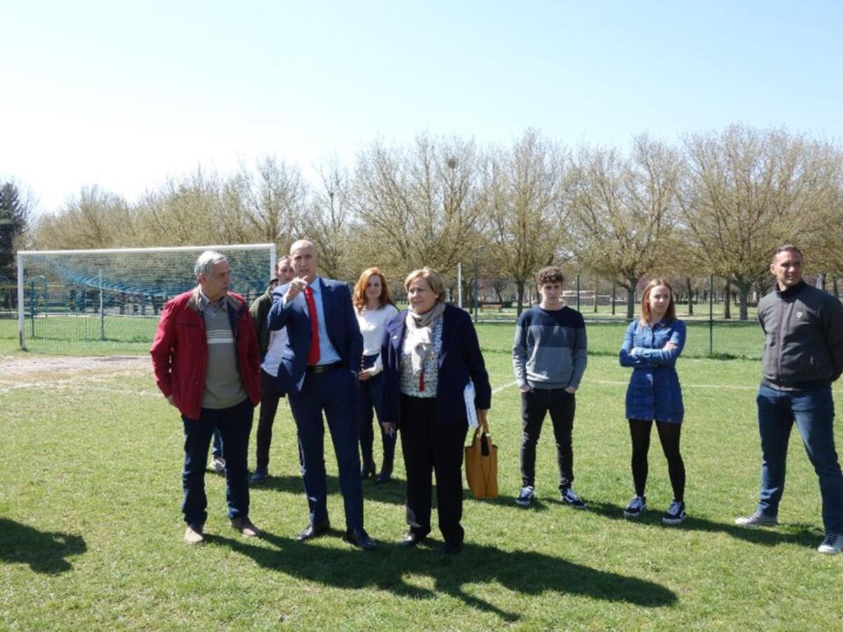 El PSOE compromete obras y hierba artificial en La Granja