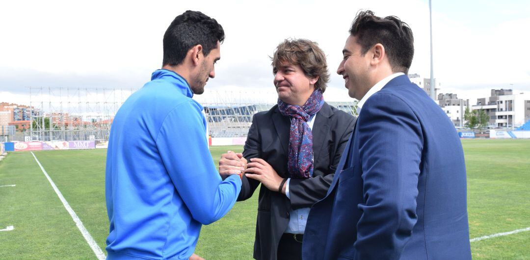 Javier Ayala (c) saluda al capitan del C.F. Fuenlabrada, Juanma Marrero, en presencia del presidente del club, Jonathan Praena.