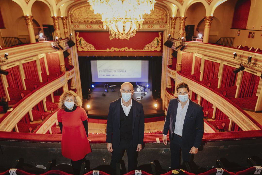 En el Lope de Vega, su nuevo director Carlos Forteza junto a Antonio Muñoz,delegado de Hábitat Urbano, Turismo y Cultura e Isabel Ojeda, directora general de Cultura del Ayuntamiento de Sevilla