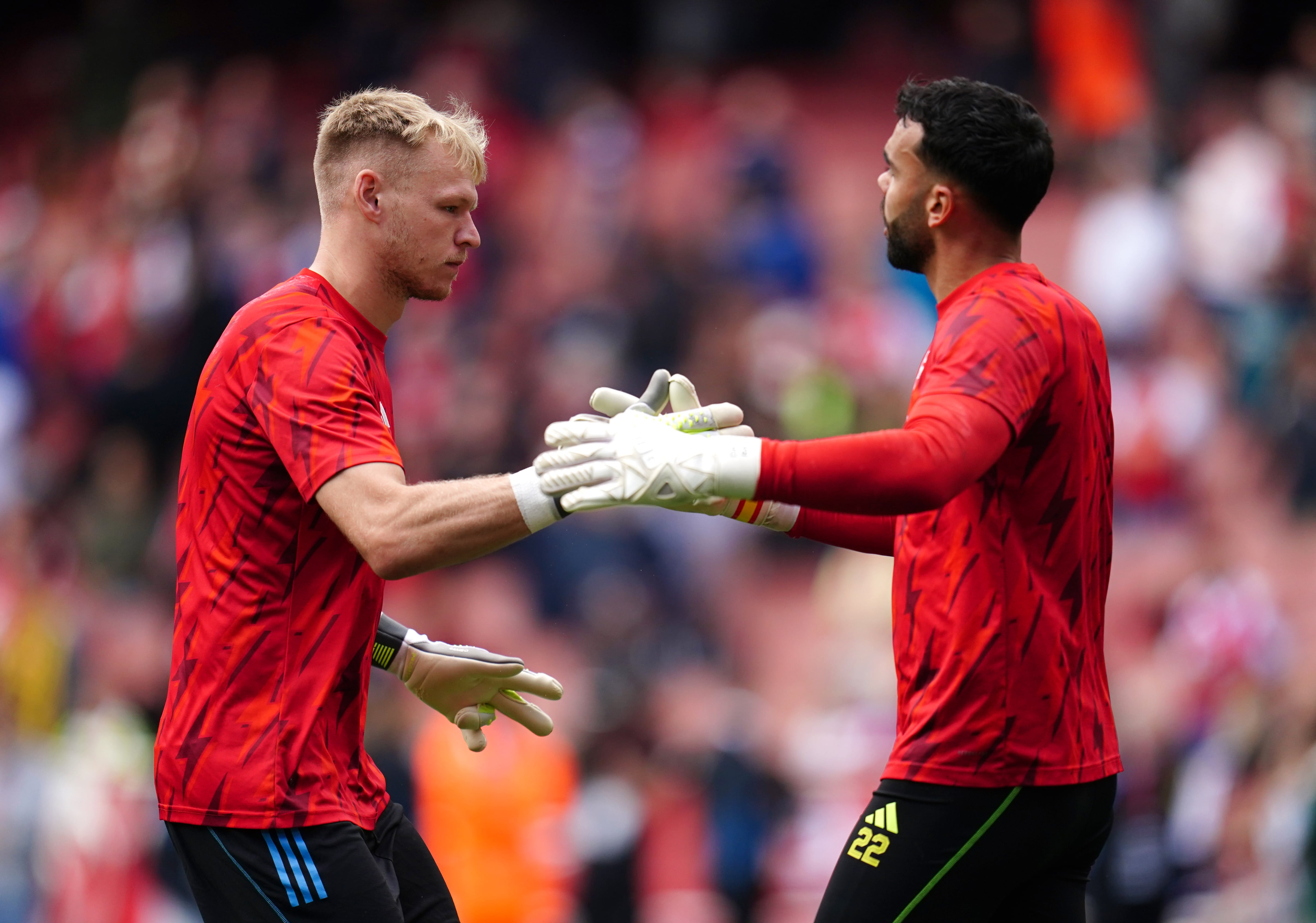 Aaron Ramsdale y David Raya se saludan antes del partido contra el Tottenham