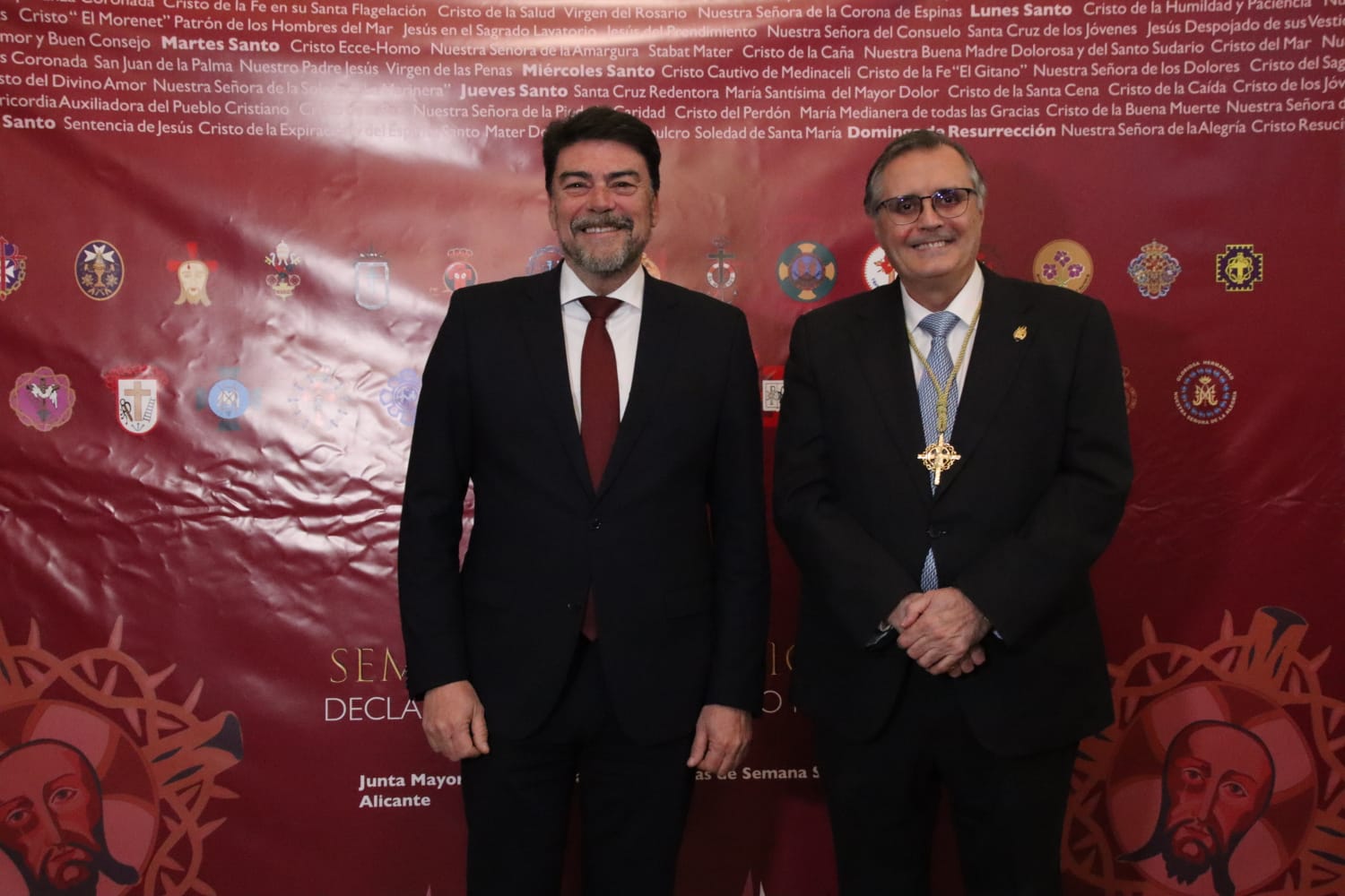 El alcalde de Alicante, Luis Barcala, y el presidente de la Junta Mayor de Hermandades y Cofradías, Alfredo Llopis