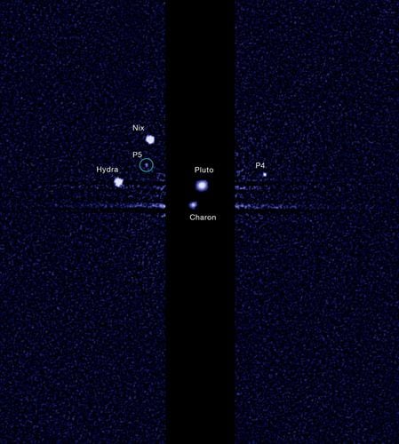 La nueva luna aparece en la imagen bajo el nombre de P-5, tiene forma irregular y un tamaño que va de entre los 10 hasta los 25 kilómetros de diámetro. NASA/ESA/TELESCOPIO HUBBLE