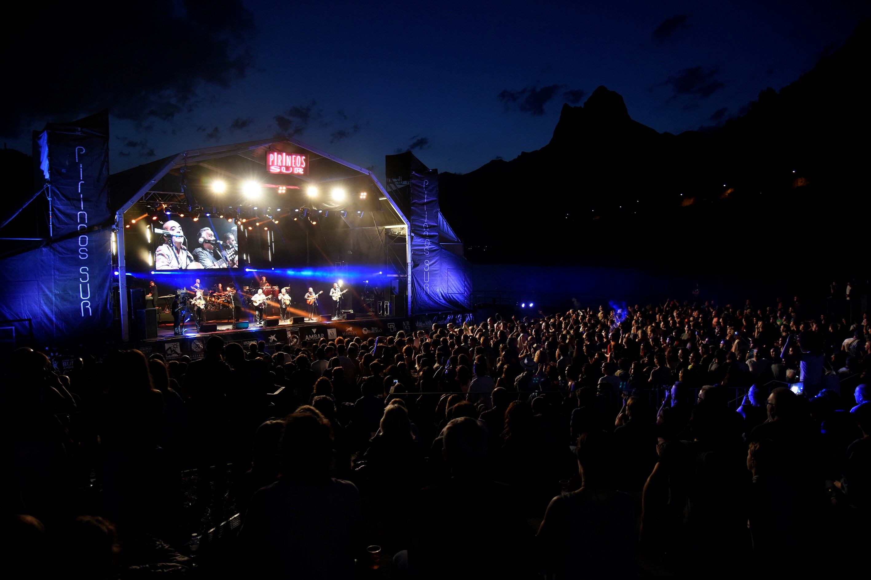 Los conciertos de Pirineos Sur se celebran en el escenario flotante sobre el pantano de Lanuza