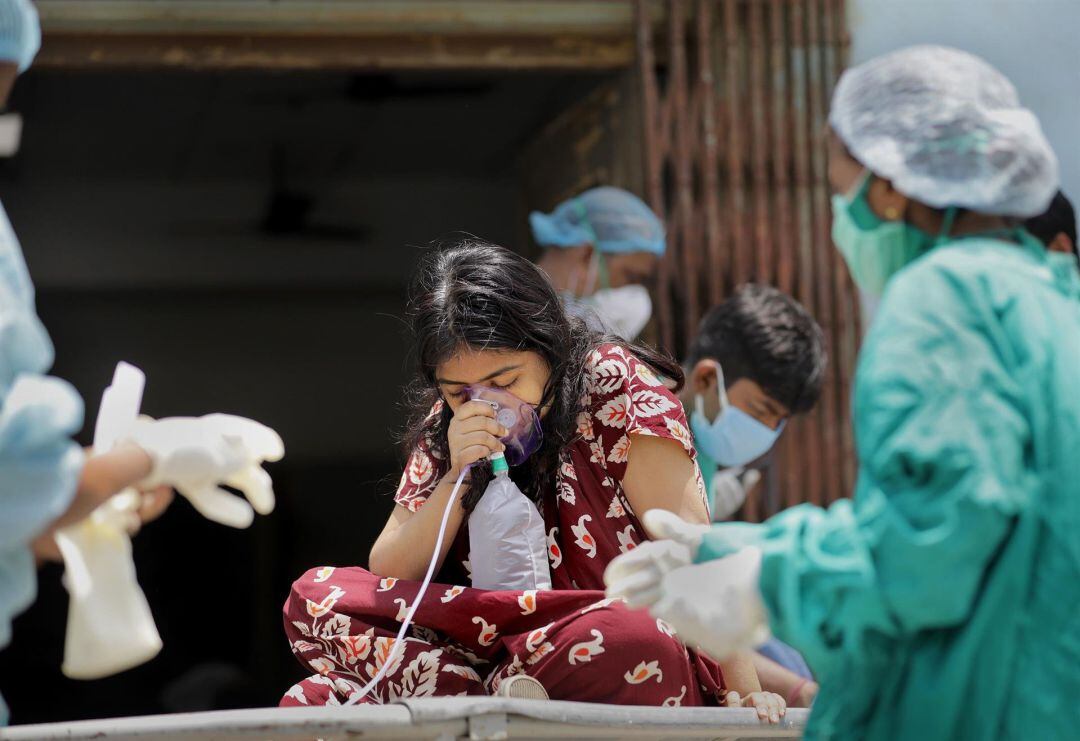 Una niña recibe oxígeno en la India durante la pandemia de la COVID