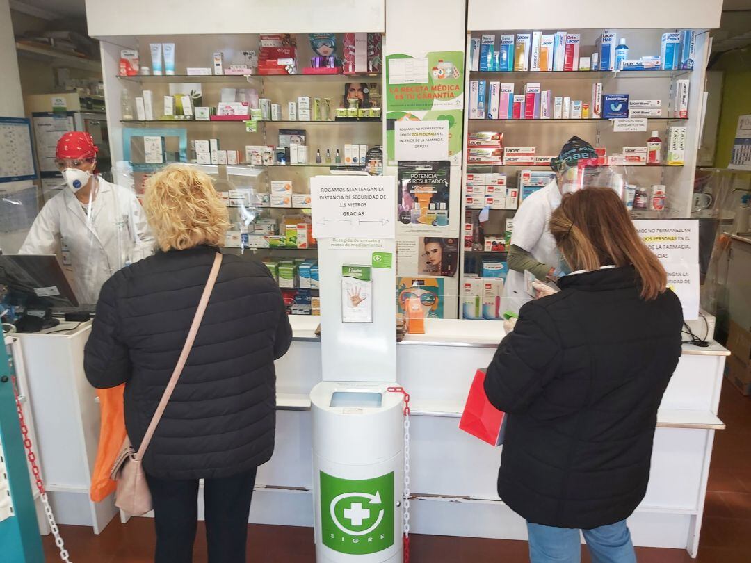 Primeras clientes en la farmacia de Escultor Ridaura