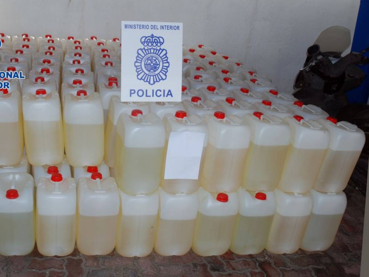 Intervenidos 4.400 litros de gasolina en el interior de un garaje en un bloque de La Línea