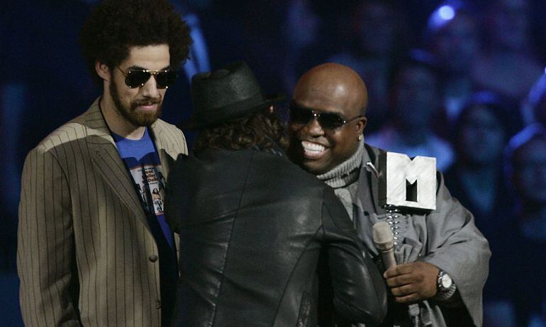 Los músicos de Gnarls Barkley, Danger Mouse y Cee-Lo Green reciben un premio en la gala MTV de 2006