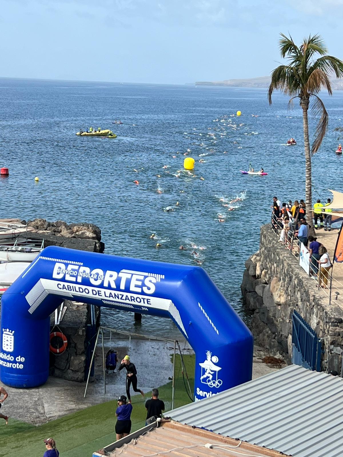 Participantes en el segmento de natación del XXV Triatlón IES Yaiza.