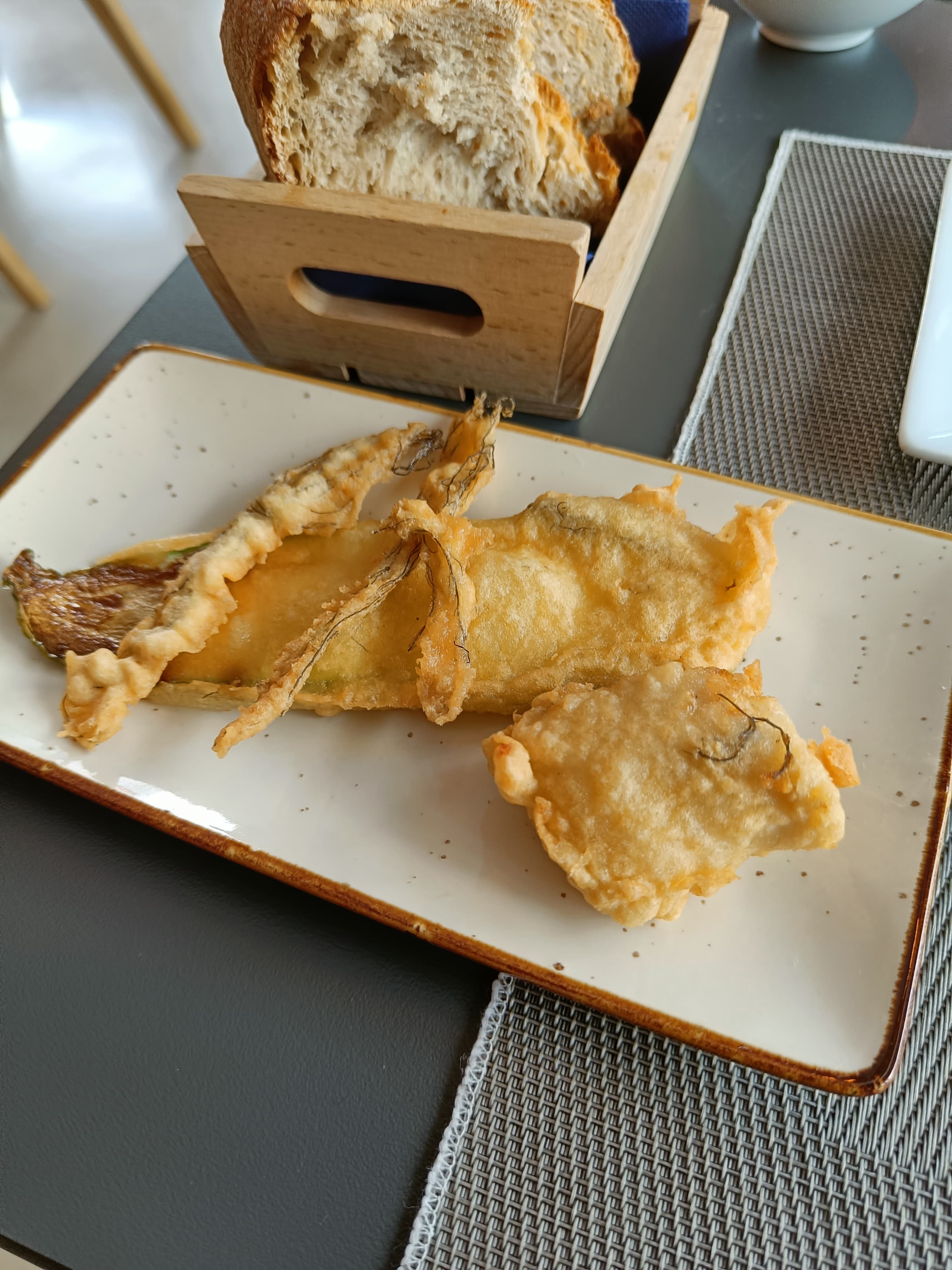 Tempura de alga, tapín y cazón
