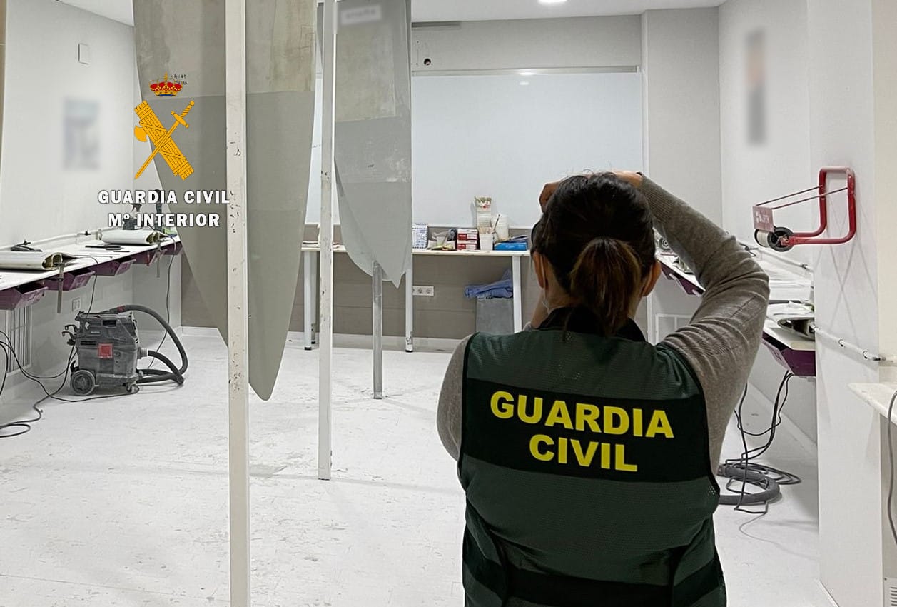 Puntas de las palas eólicas recuperadas por la Guardia civil.