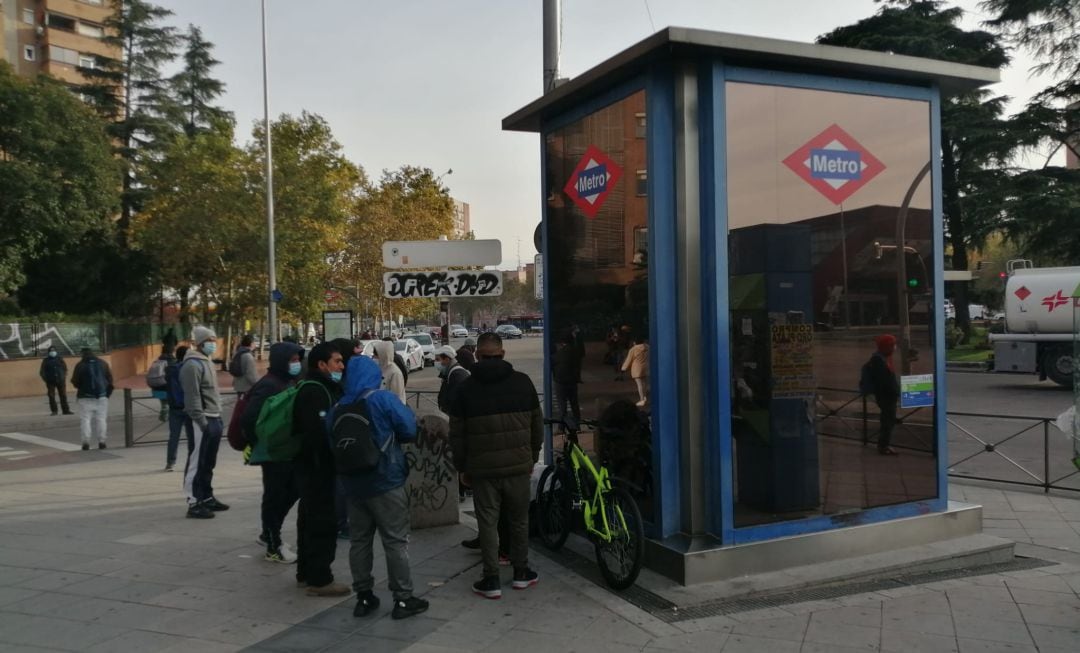 Decenas de personas migrantes, la mayoría en situación administrativa irregular, acuden cada día a primera hora de la mañana al &#039;mercado negro de trabajo&#039; de la Plaza Elíptica de Madrid