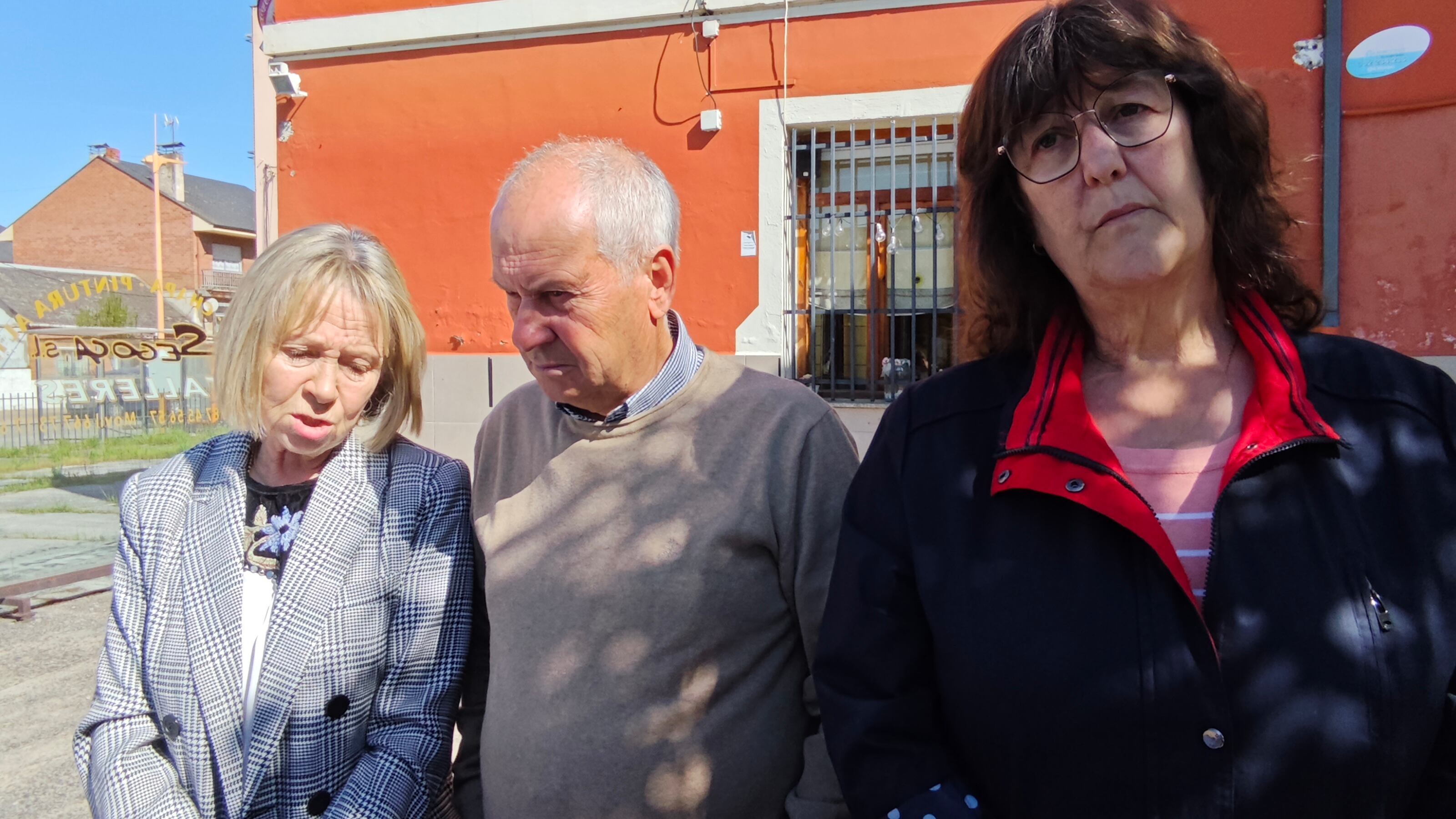 La expedánea, Mari Crespo (izquierda imagen) y dos de los antiguos responsables de la junta vecinal